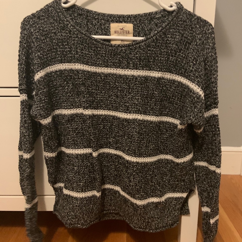 hollister grey and white sweater